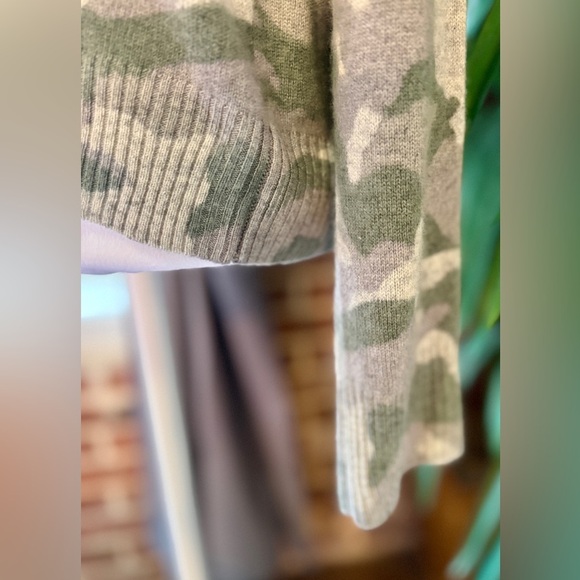 Aqua Cashmere Sweater-Size Small-preowned in excellent condition - Picture 7 of 7